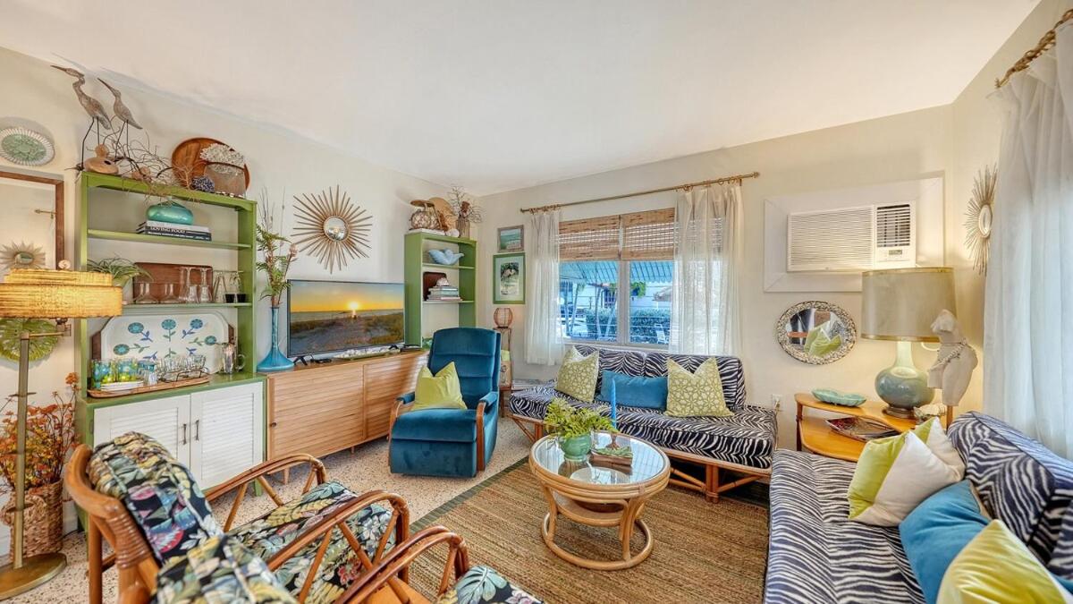 Charming Vintage Lido Key Villa - Steps to Beach ! - Ferienwohnung Sarasota