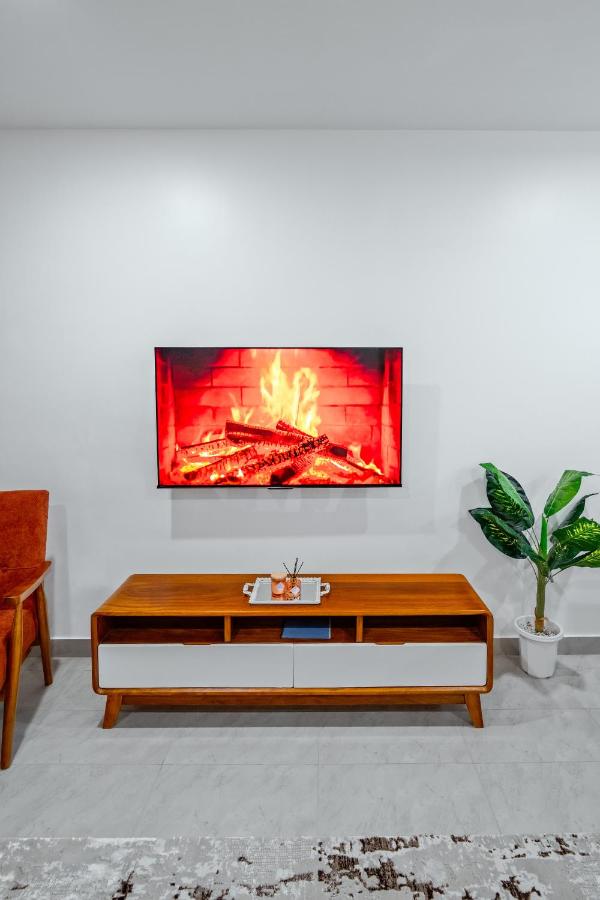 La Cozy Homes - Newly furnished 2 Bedroom Luxury Apartment in Nyali - Walk to the beach - Pool and Gym - Chambres d'hôtes Mombasa