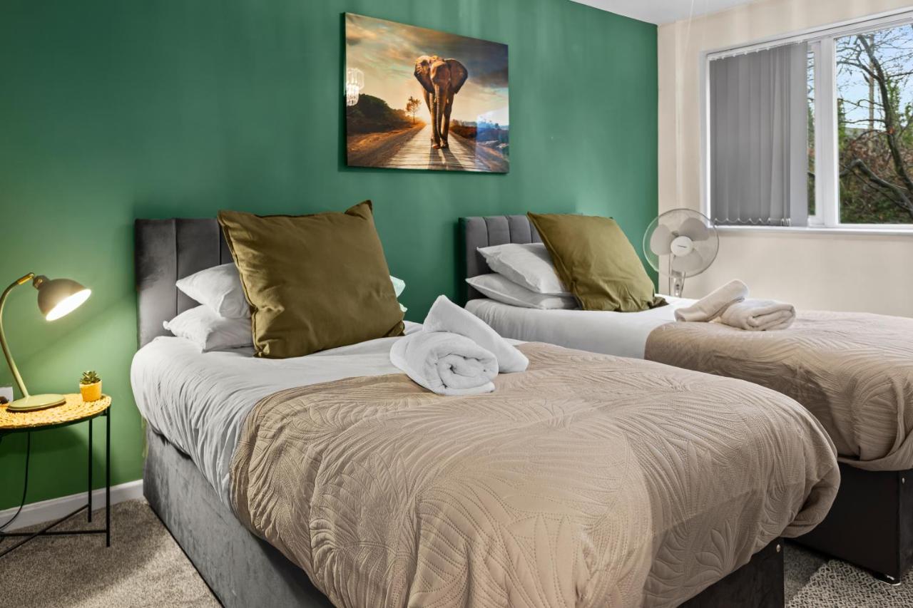 Forest View- Oasis Mural -Didsbury Zen Sleeps 10 - B&B Manchester