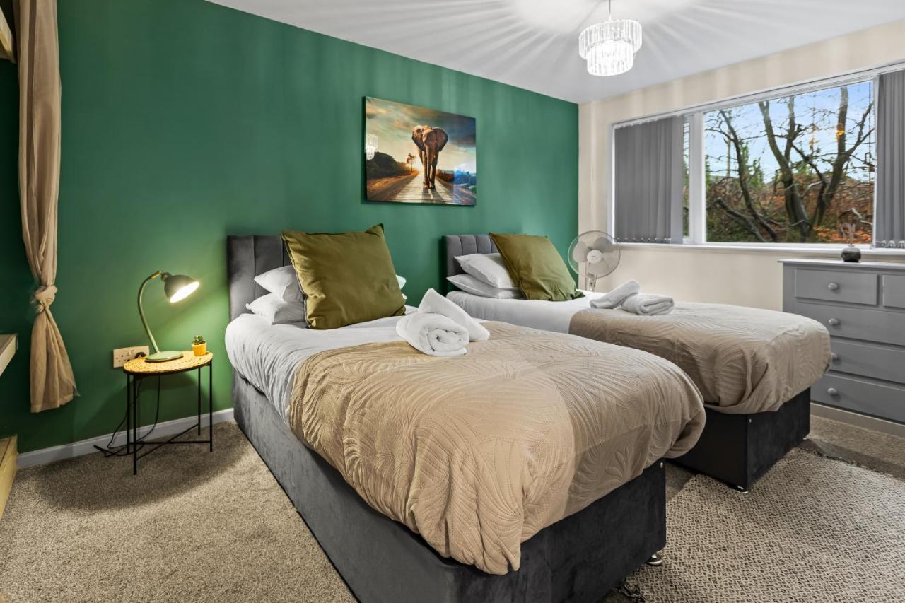 Forest View- Oasis Mural -Didsbury Zen Sleeps 10 - Chambres d'hôtes Manchester