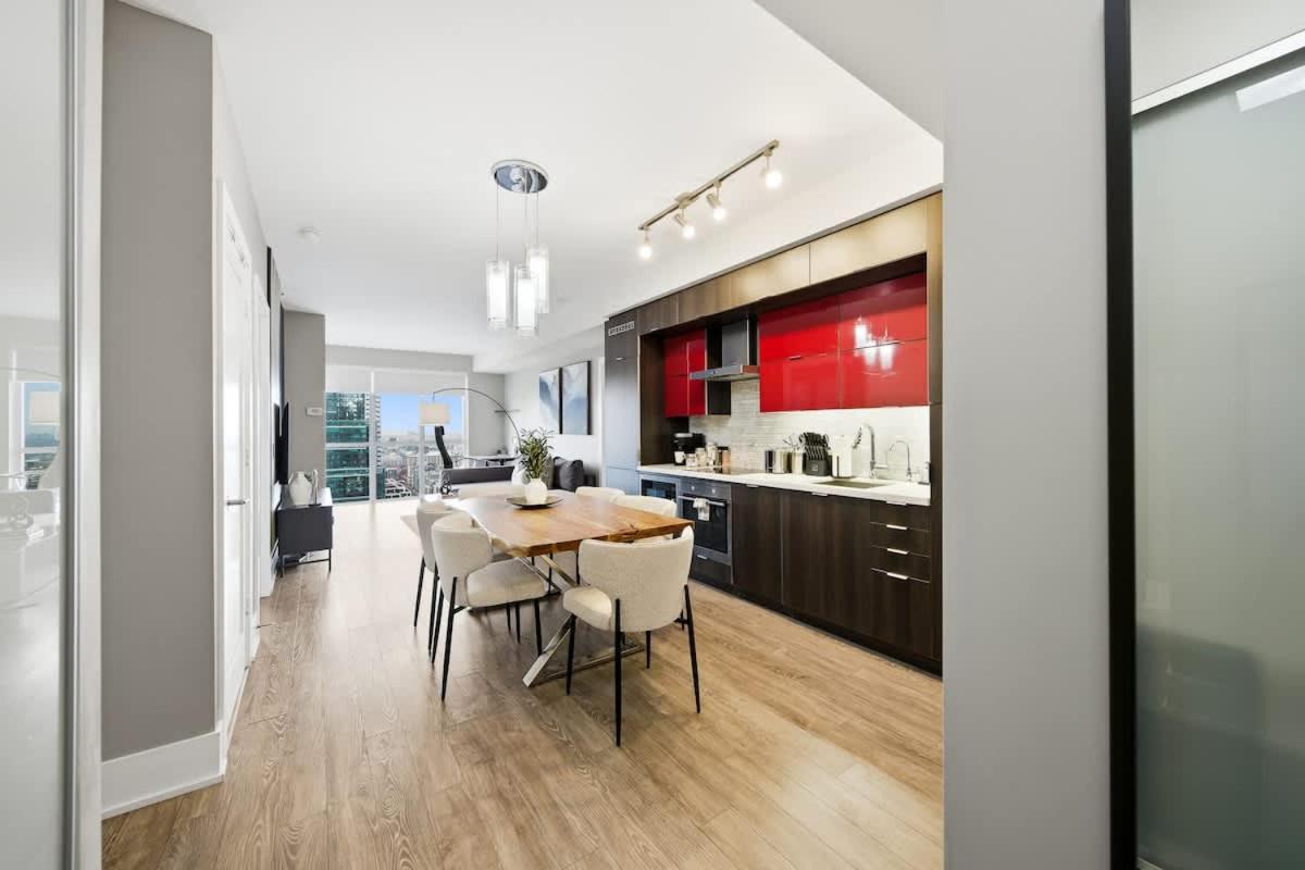 Modern City Condo with Parking Walk to CN Tower - Chambres d’hôtes Toronto