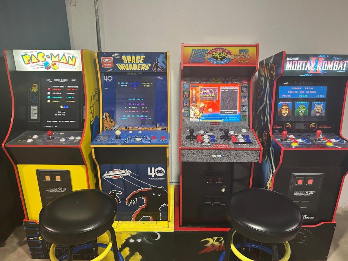 Ultimate Game House with Pool, Piano & 4 arcades! - B&B Elgin