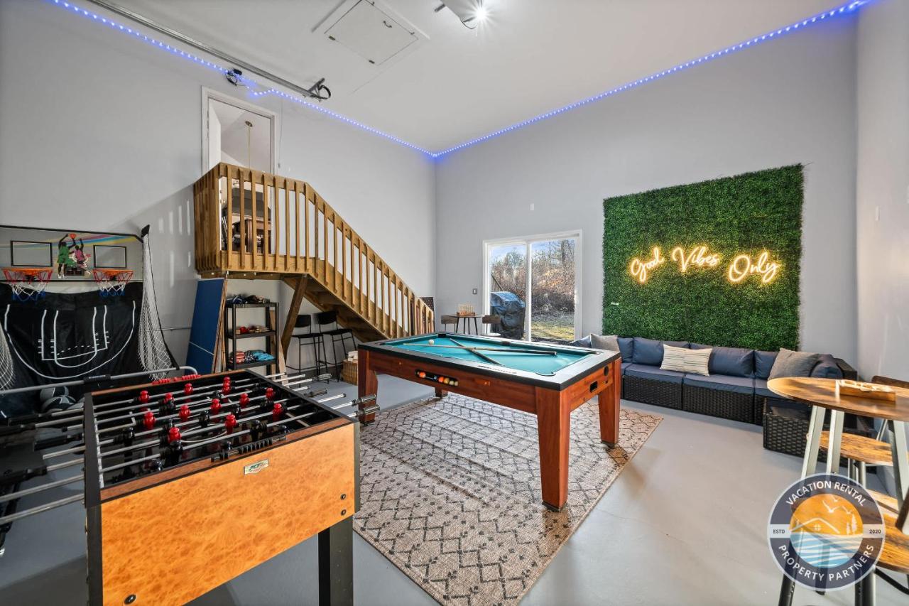 Lake Geneva Family House Pool Table Fireplace and Sleeps 10 - B&B Lake Geneva