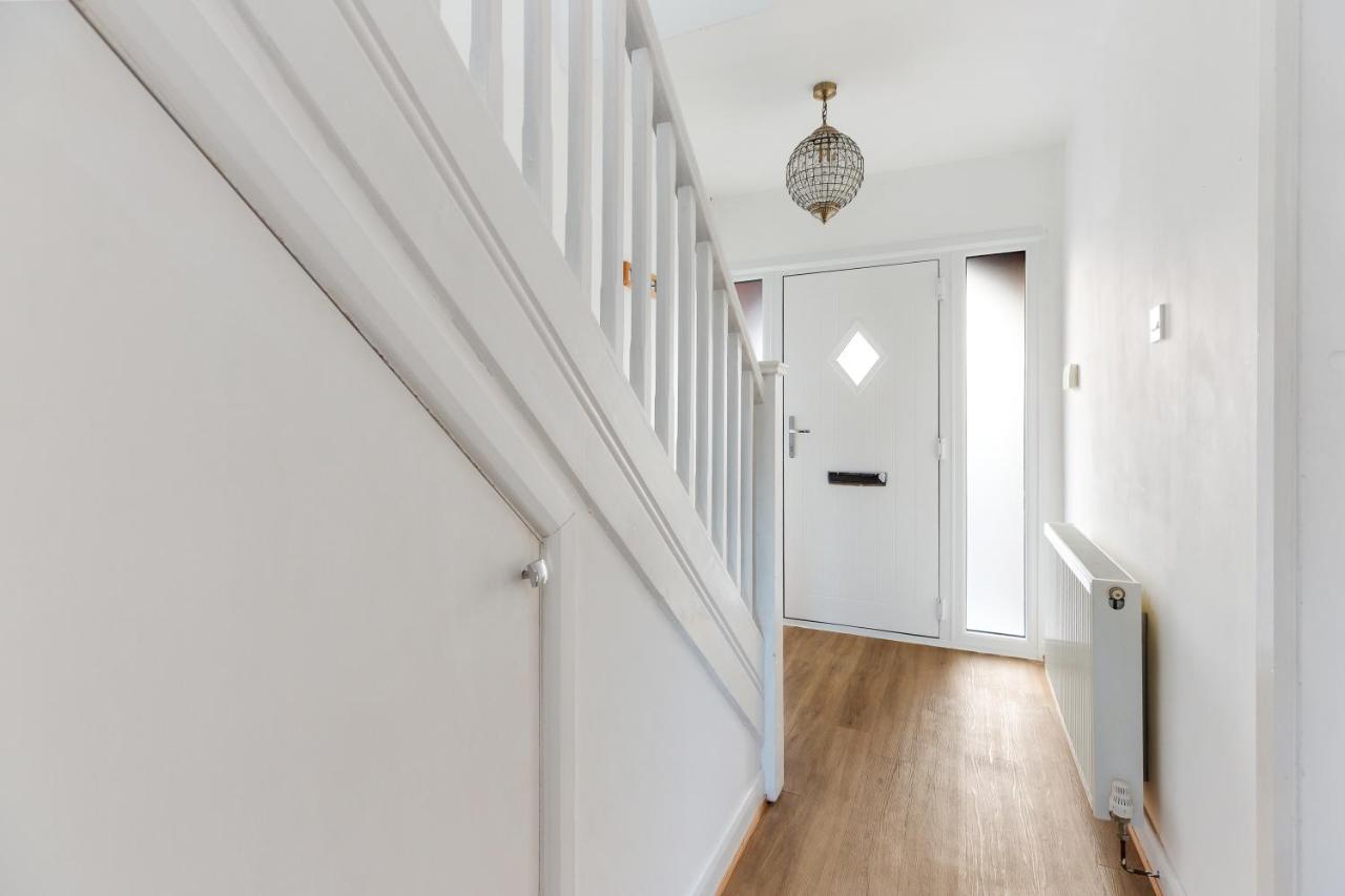 Modern 3-Bedroom House for 5 with Free Parking - B&B Saltney