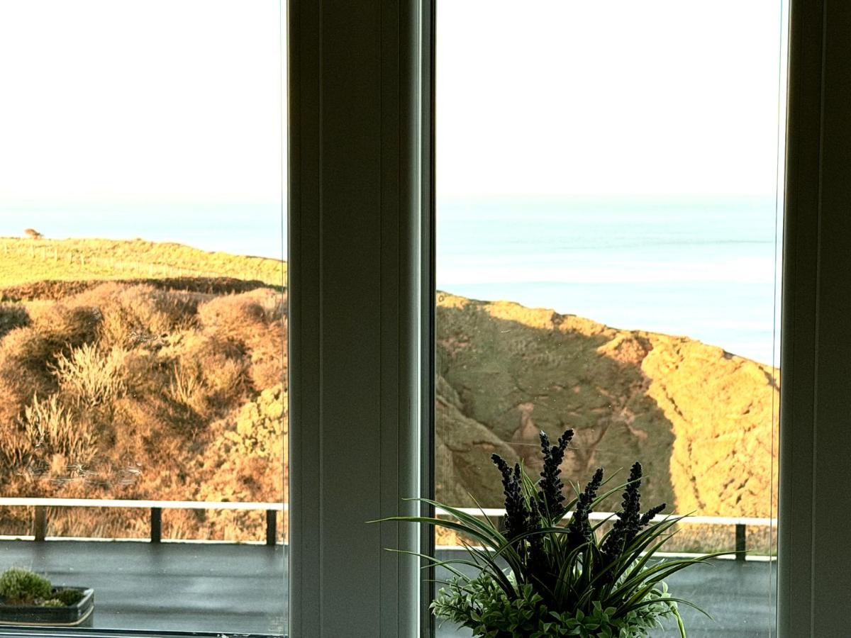 Smugglers - Sea Front - Parking - Sea Views - Balcony - 2 luxury kingsize beds - Bed and Breakfast Saltburn-by-the-Sea