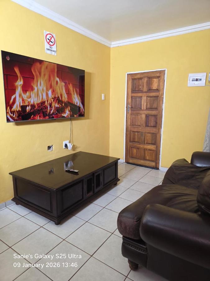DreamWest Living Guesthouse - B&B Krugersdorp