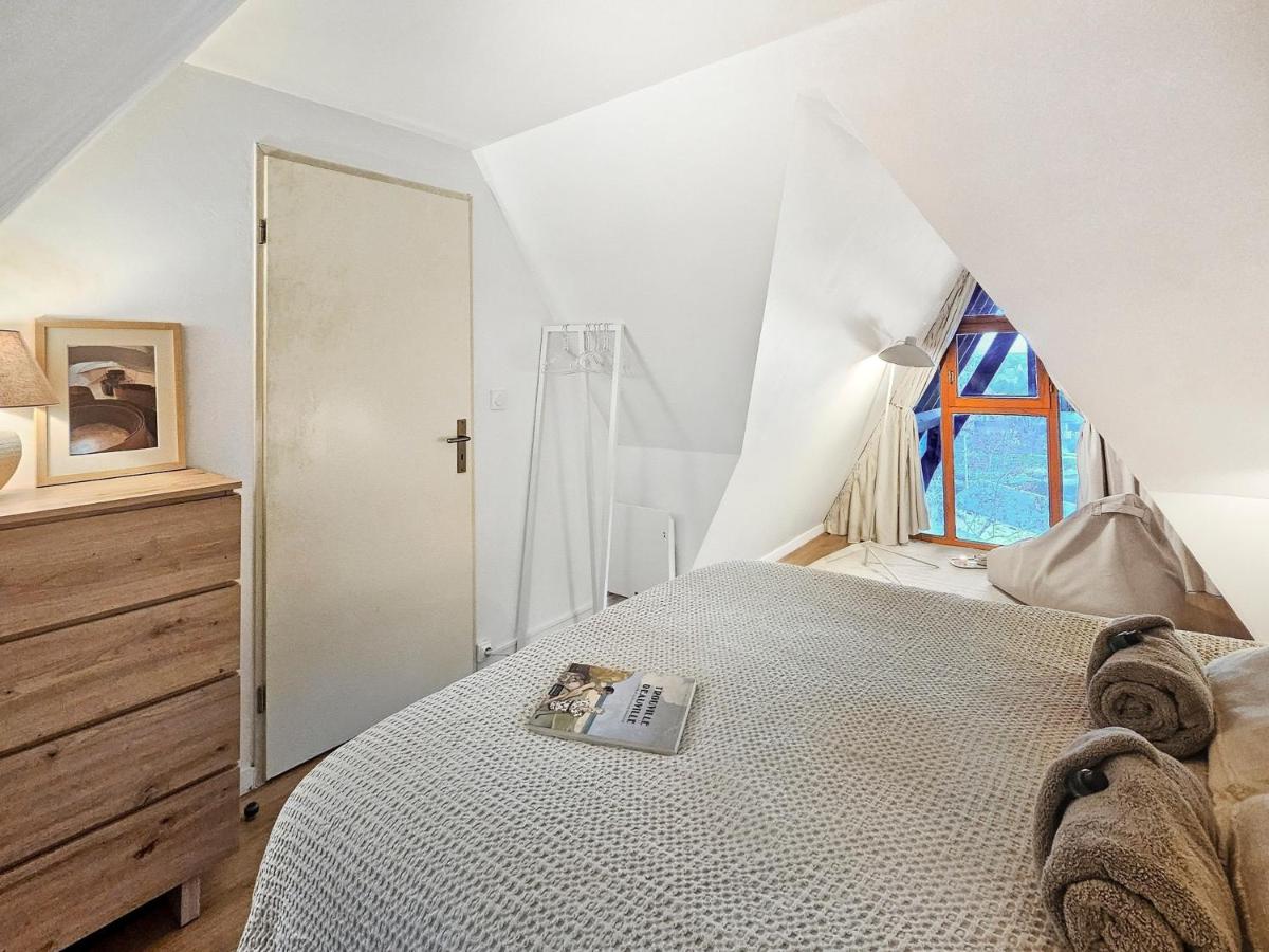 Piscine, balcon, Stationnement, Vue box hippodrome - Bed and Breakfast Deauville