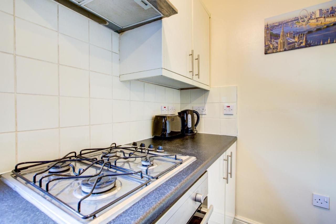 Elegant Apartment Steps from London Station - B&B London