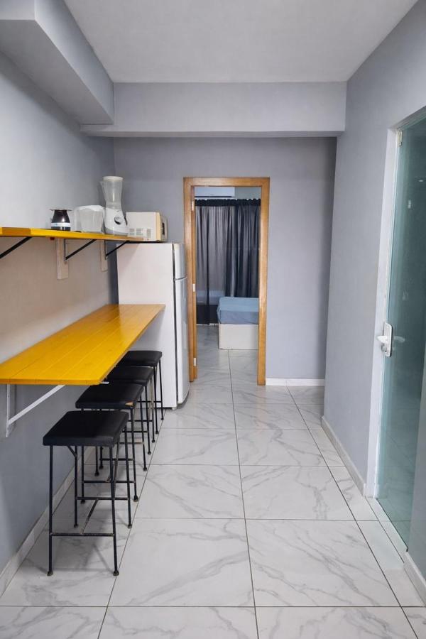 RL Suíte com cama de casal, com banheiro privado, ar split, wifi em Sobrado, sem áreas compartilhadas, somente acesso comum qqq - Bed and Breakfast Itapema