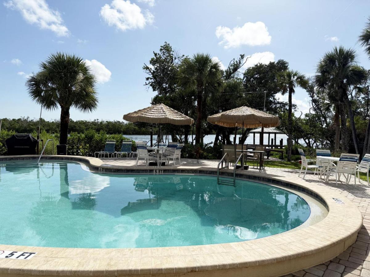 Chillax Island Condo – Beach, Bay & Pool - B&B Englewood