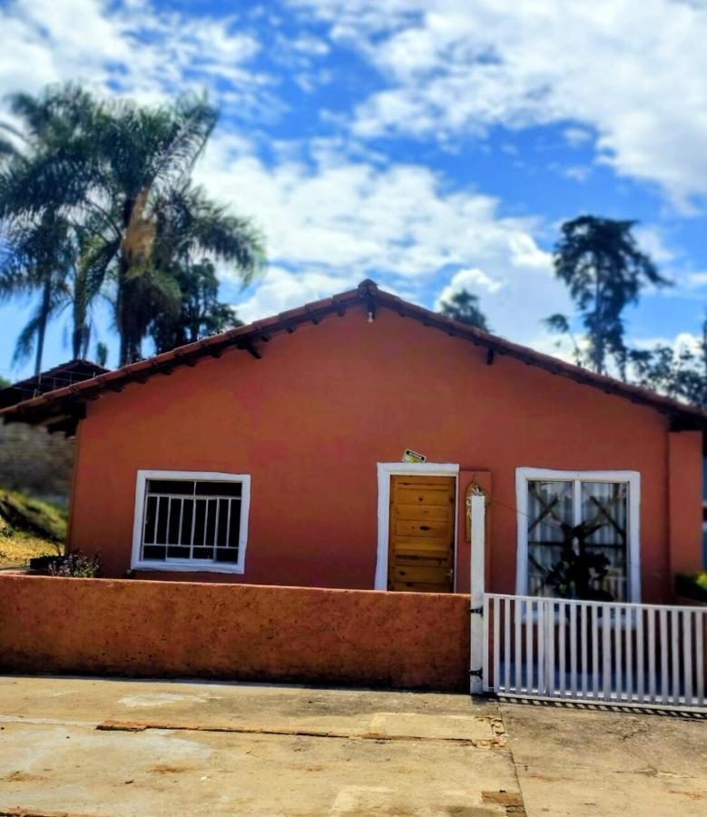 Chácara Sitara - Chalé Topázio - B&B Caldas