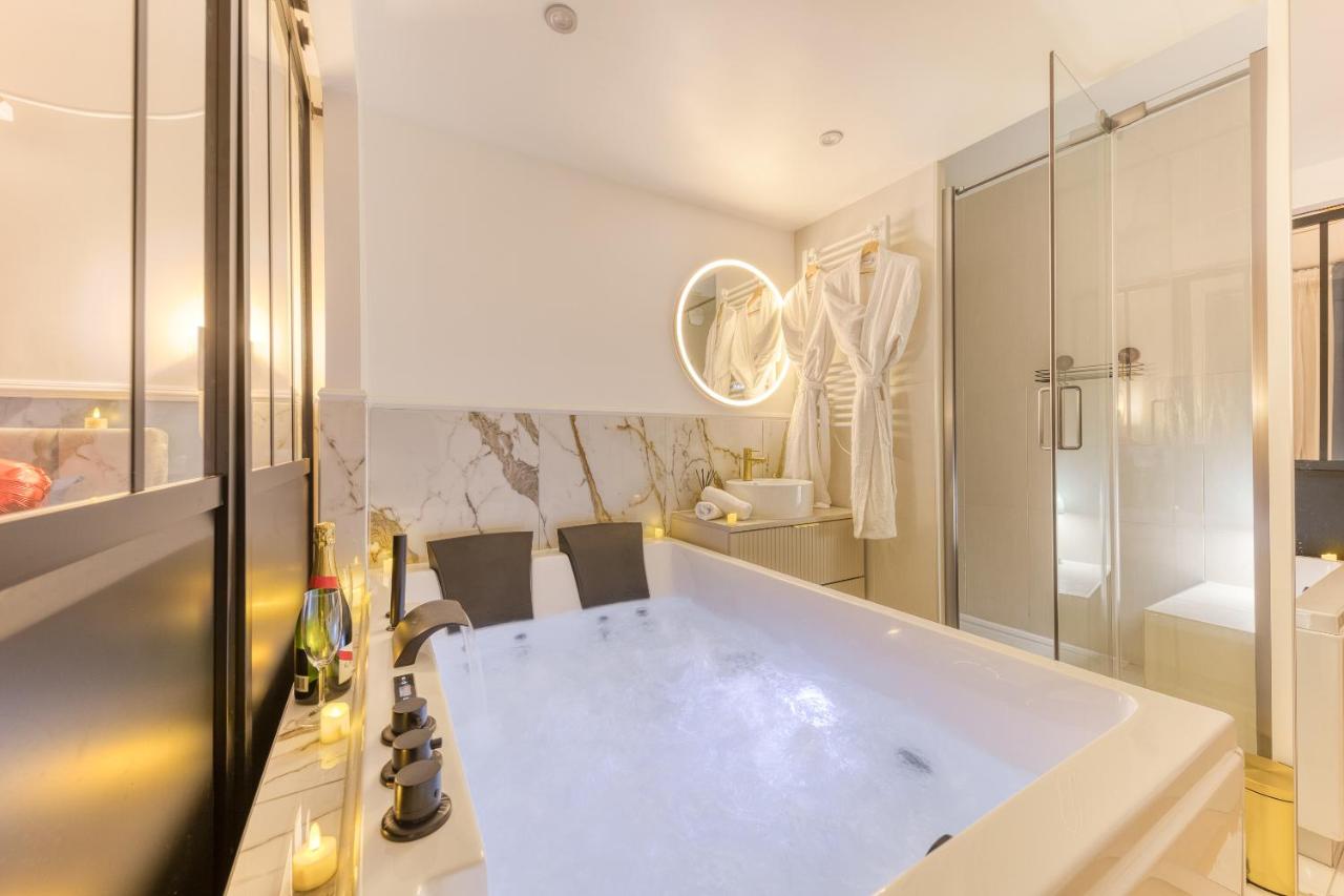 Premium Spa Suite Jacuzzi Hot Tub Massage Chair near Paris Eiffel Tower-Stade de France-CDG Airport - B&B Drancy