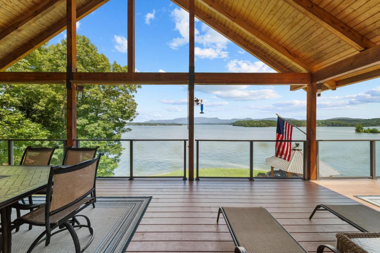 Cozy Cabin Style Lake House w Theatre Room & Dock - B&B Sevierville