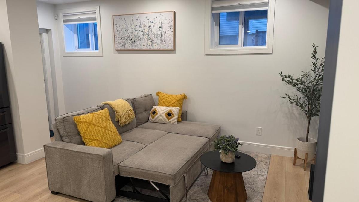 Modern 1BR Private Suite NW Near Airport & Amazing Shopping! Free Netflix, Parking! - Chambres d'hôtes Calgary