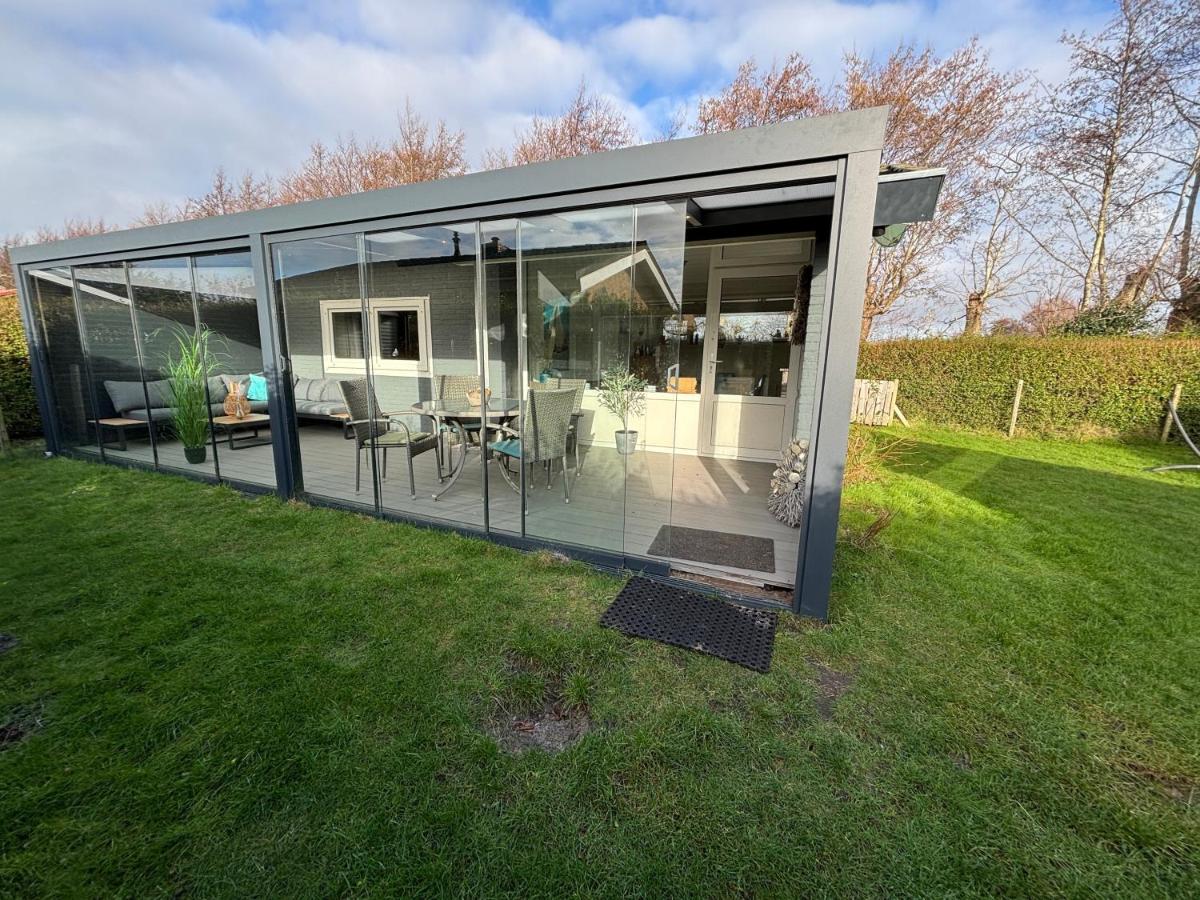 Strandnahes Ferienhaus NR 2 mit Wintergarten grosser uneinsehbarer Garten