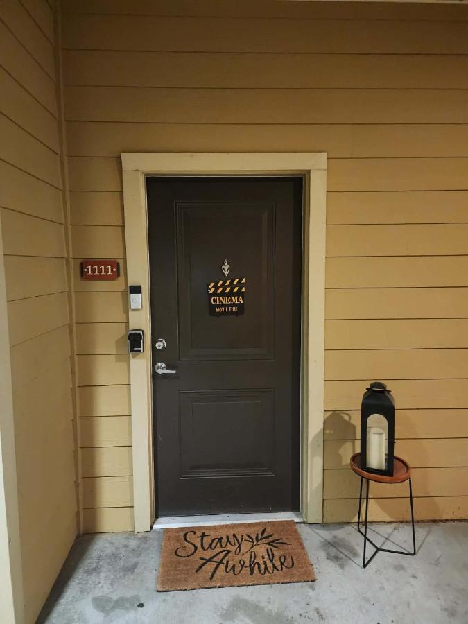 New Look! Book Friday & Saturday get Sunday Free Ready for Work or Play "Sleeps 4" - Bed and Breakfast Charlotte