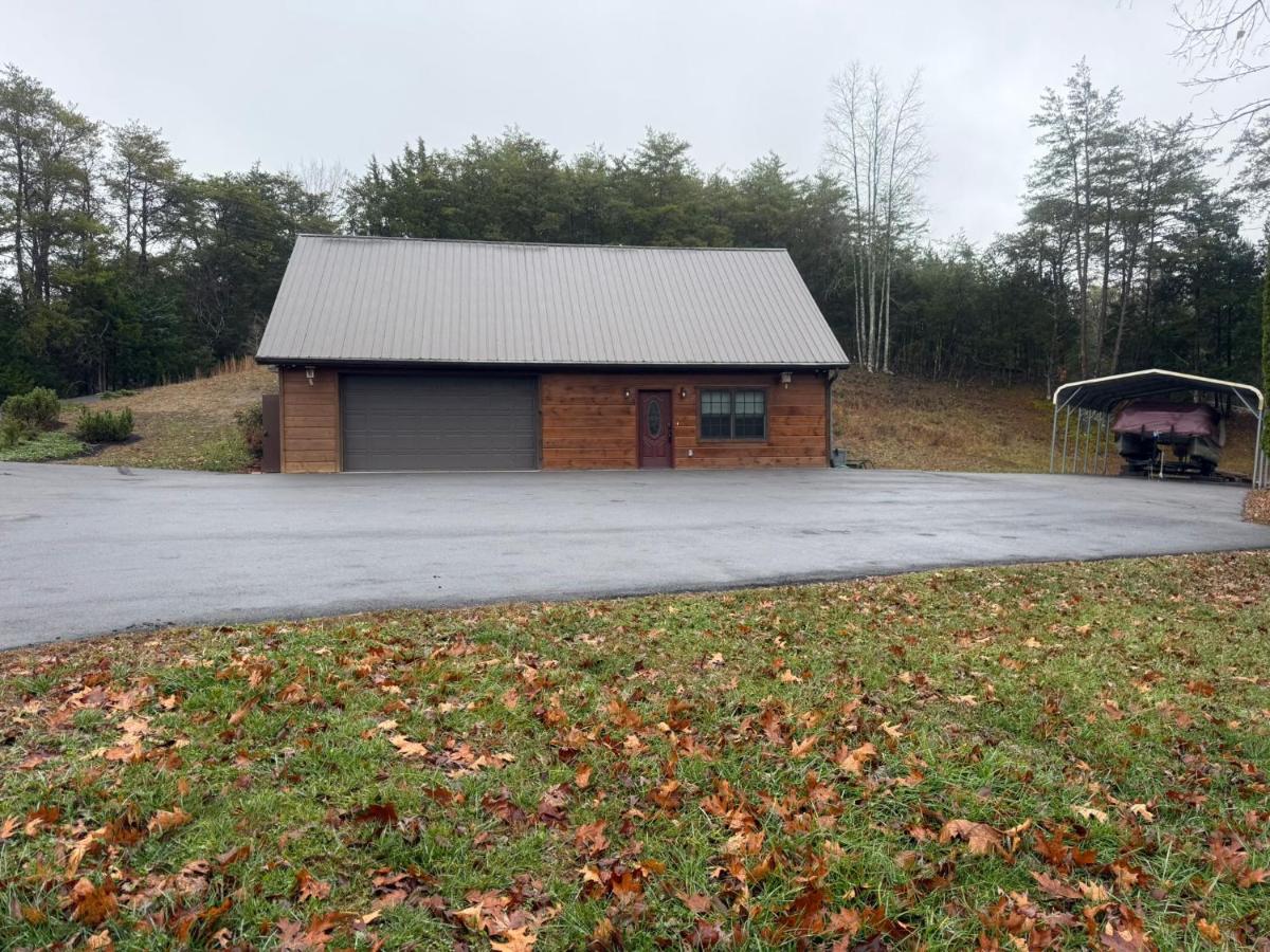 Small Cabin Over Garage w lake access, small dock - B&B Sevierville
