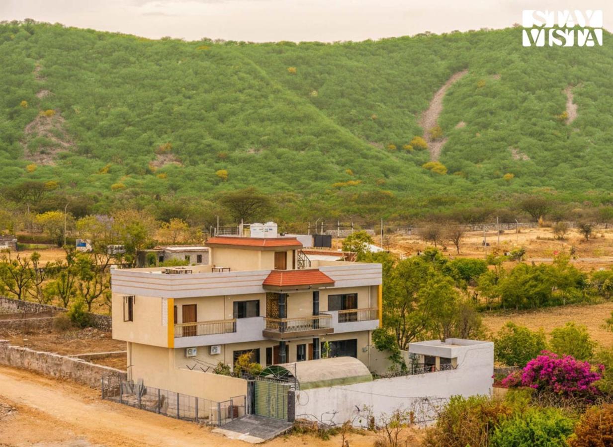 StayVista at The Binclave with Bar, Pvt Indoor Pool & Bonfire - B&B Jaipur