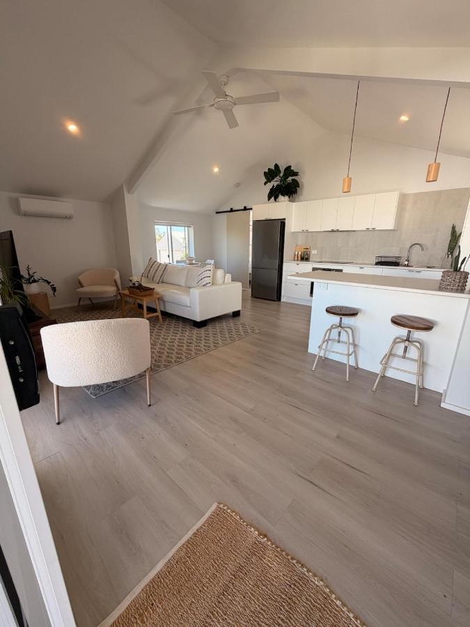 Whispers on Dunbar A Quiet Coastal Retreat - B&B Stockton