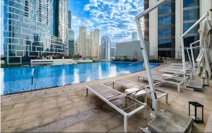Vogue Vacation Homes, Marina 52-42 Towers near Ain Dubai and JBR Beach, Two Bedroom Apartment with Balcony Canal and Skyline views, Access to all Amenities - Chambres d'hôtes Dubaï