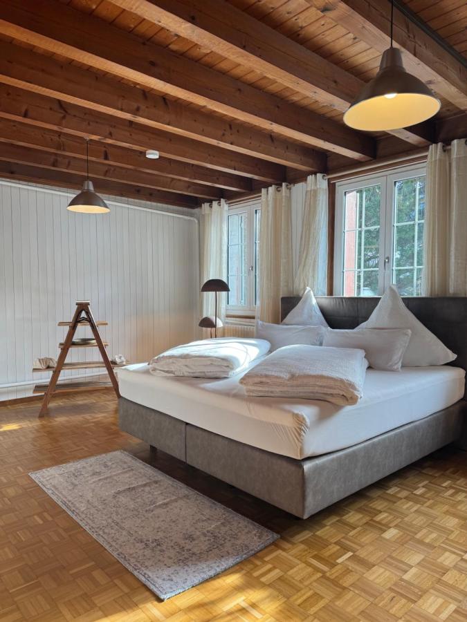 Schweizerhaus Glarus - Historisch & Stilvoll mit Garten - B&B Ennenda