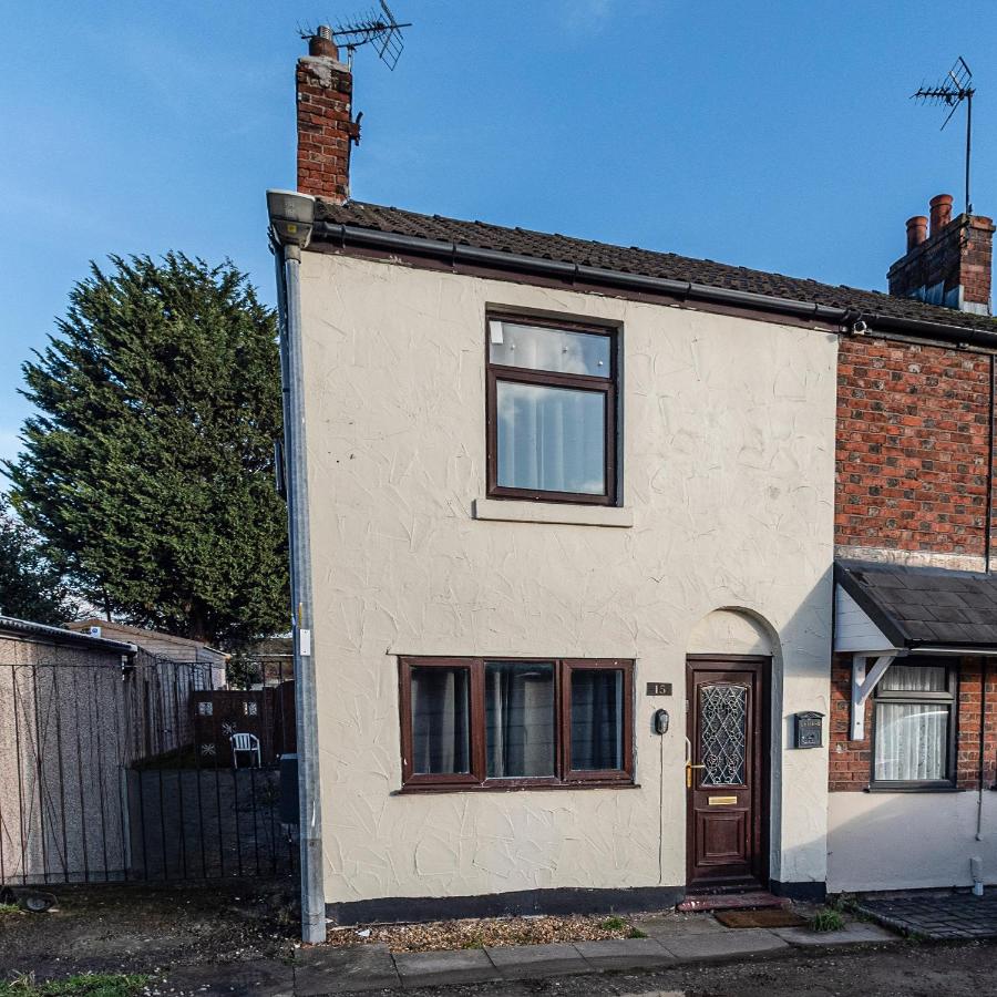 4 Bedroom 4 bathroom Habour place in Crewe by M&R Serviced Home, Perfect for Contractors & Business, FREE Off road Parking- Sleeps 8 - B&B Crewe