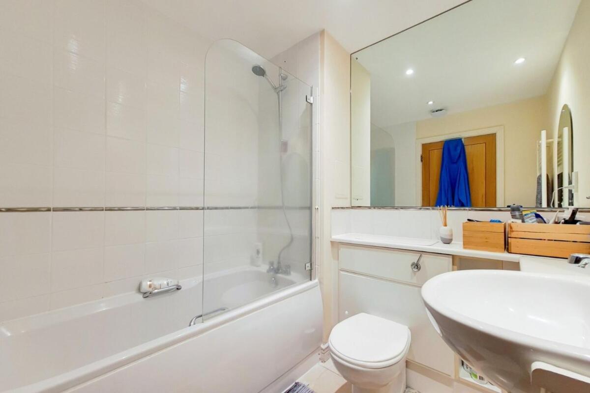 Apartment near Canary Wharf, Quiet Docklands - B&B London