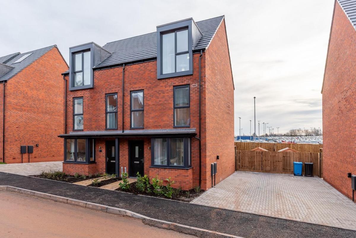Stunning 3-bed Home in Derby by Renzo, Driveway Parking, Royal Derby Hospital! - Chambres d'hôtes Derby