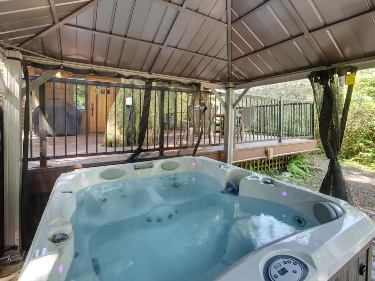 Hot tub Oasis Among Trees - Pet Friendly - B&B Port Renfrew