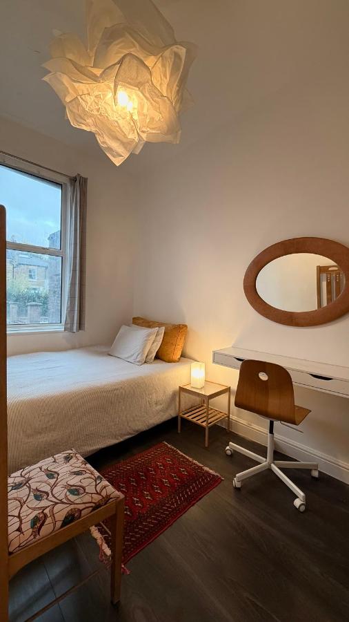 Sunny Opposite the Park, Central Steps from It All! - B&B London