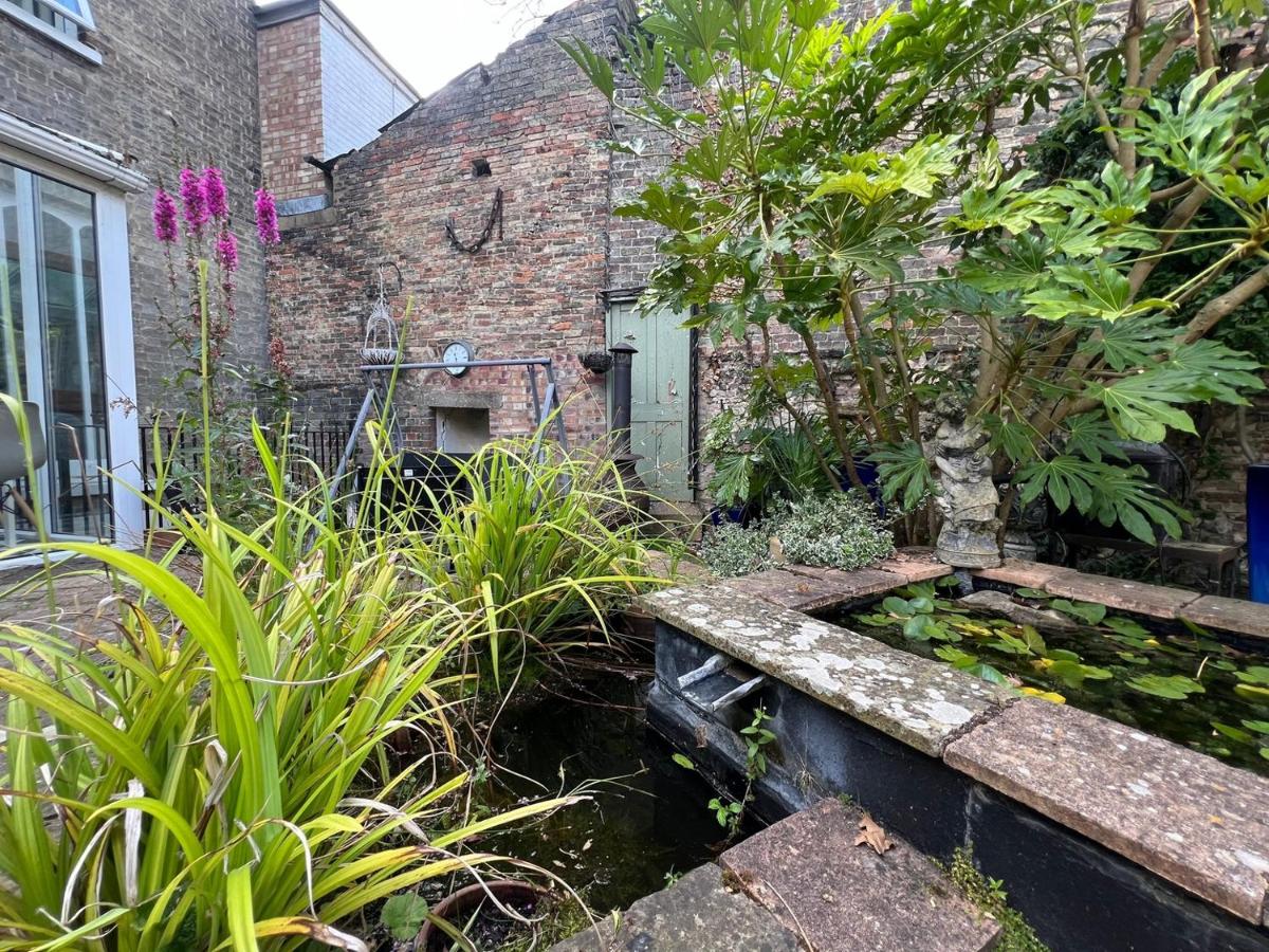 Central 3 BR Home with Private Courtyard - Chambres d'hôtes Ely