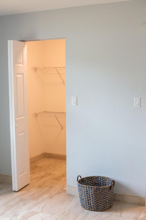 Beautiful pool home minutes from Anna Maria Island - Chambres d’hôtes Bradenton
