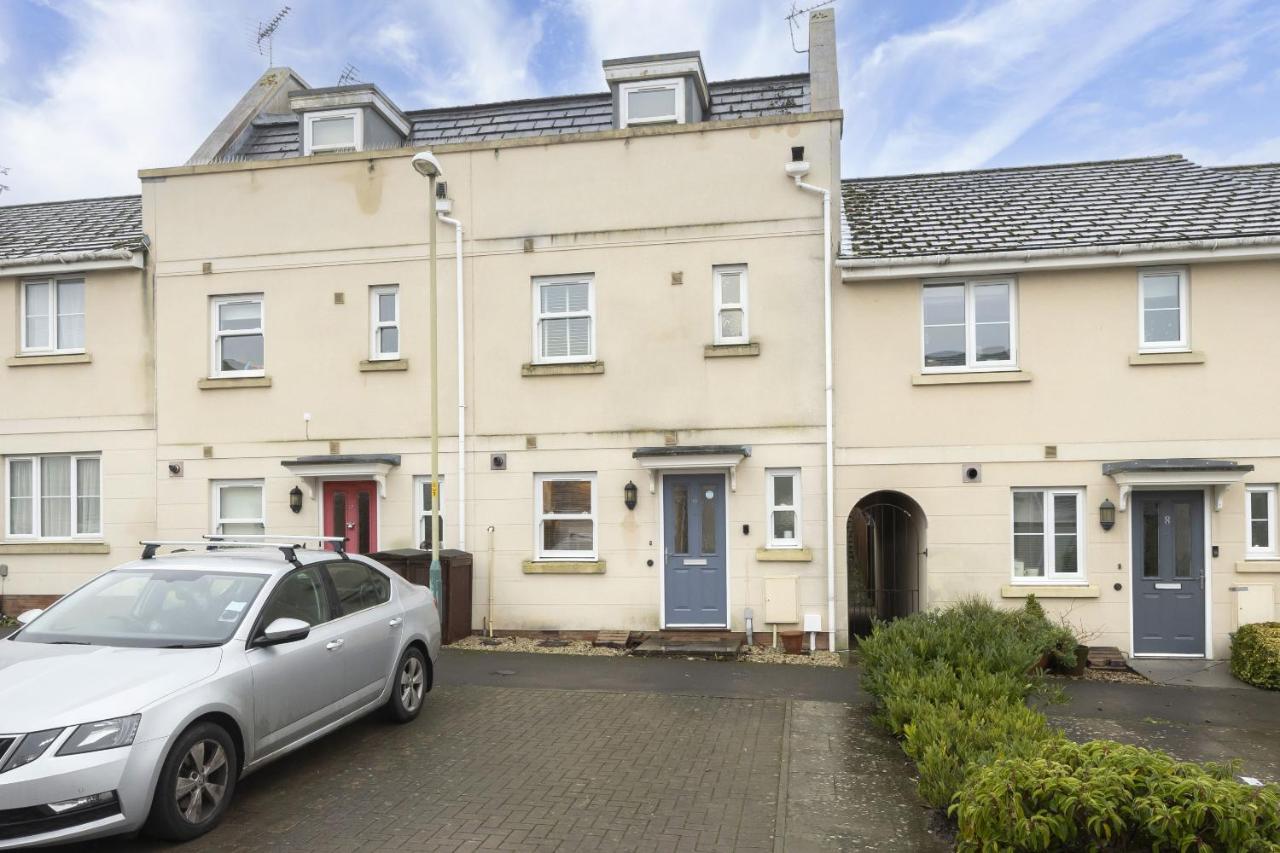 Modern 4 Bed Home With Parking Close To Town - Ferienwohnung Cheltenham