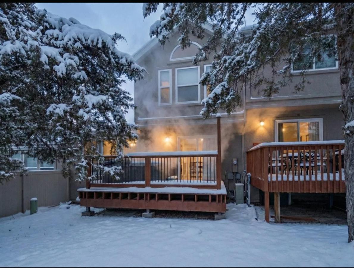 Lovely 4 BDR Home with Private Hot Tub Near Trails - Chambres d’hôtes Cottonwood Heights