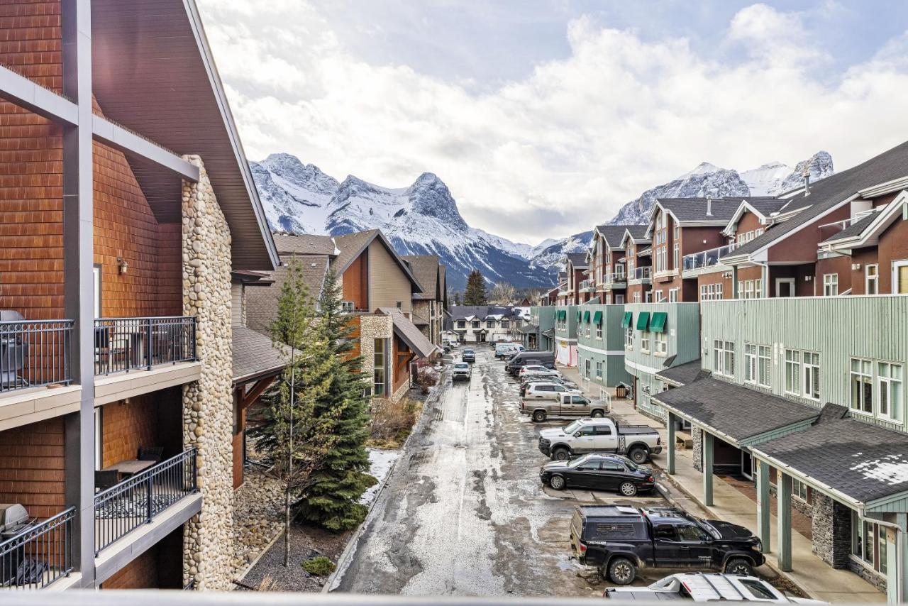 Splendid Mountain View 2BR Condo with Pool and Hot Tub - Chambres d’hôtes Canmore