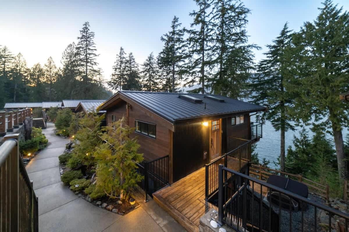 Seaside Haven -Hot Tub with Oceanfront View - B&B Port Renfrew