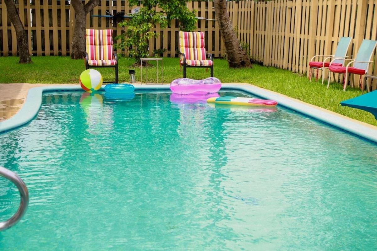 4-bedroom pool house in peaceful Sunrise with AC, WiFi, King bed - B&B Sunrise