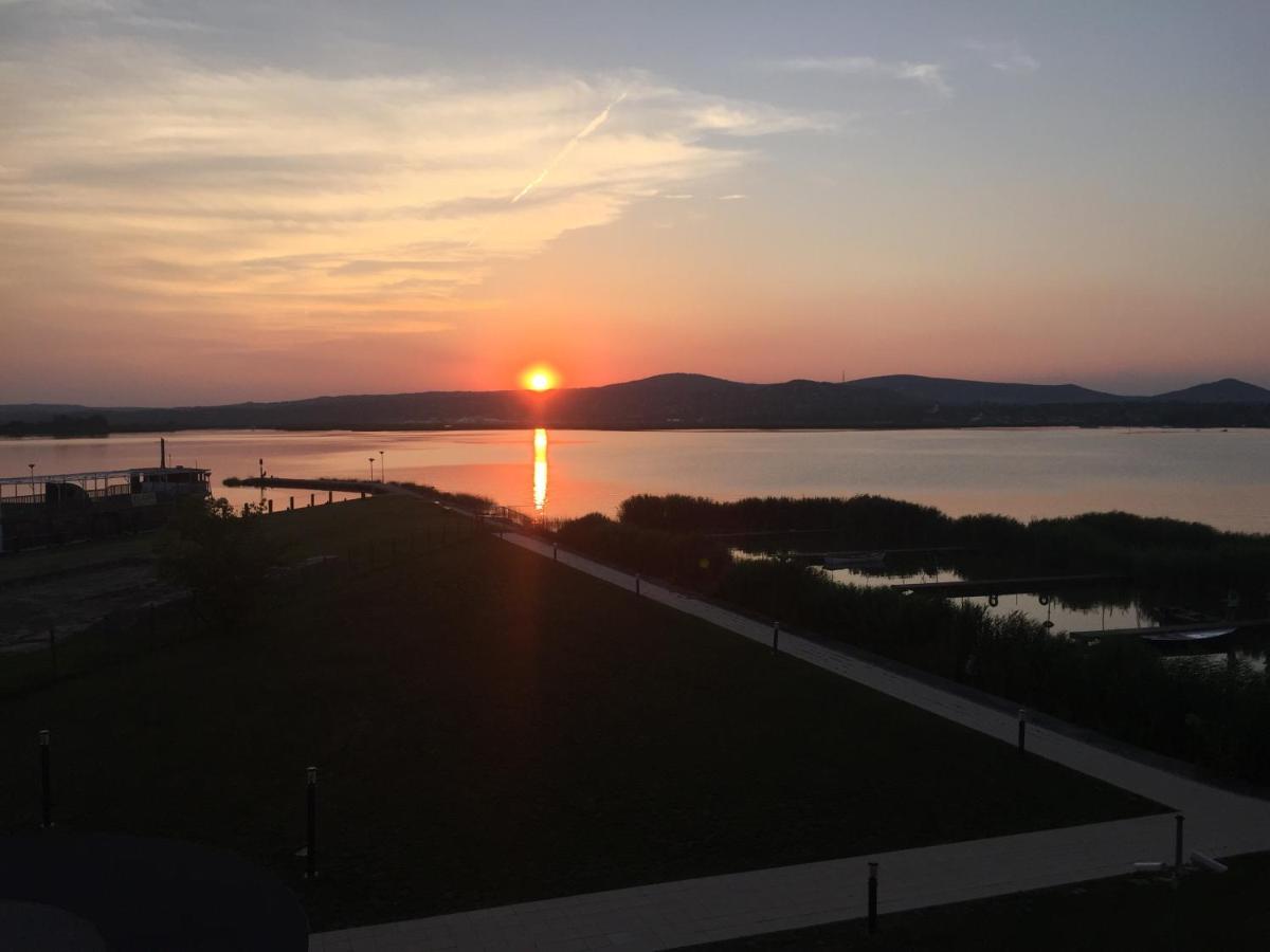 Family Suite with Full Lake View and Bath (3 adults + 2 children)