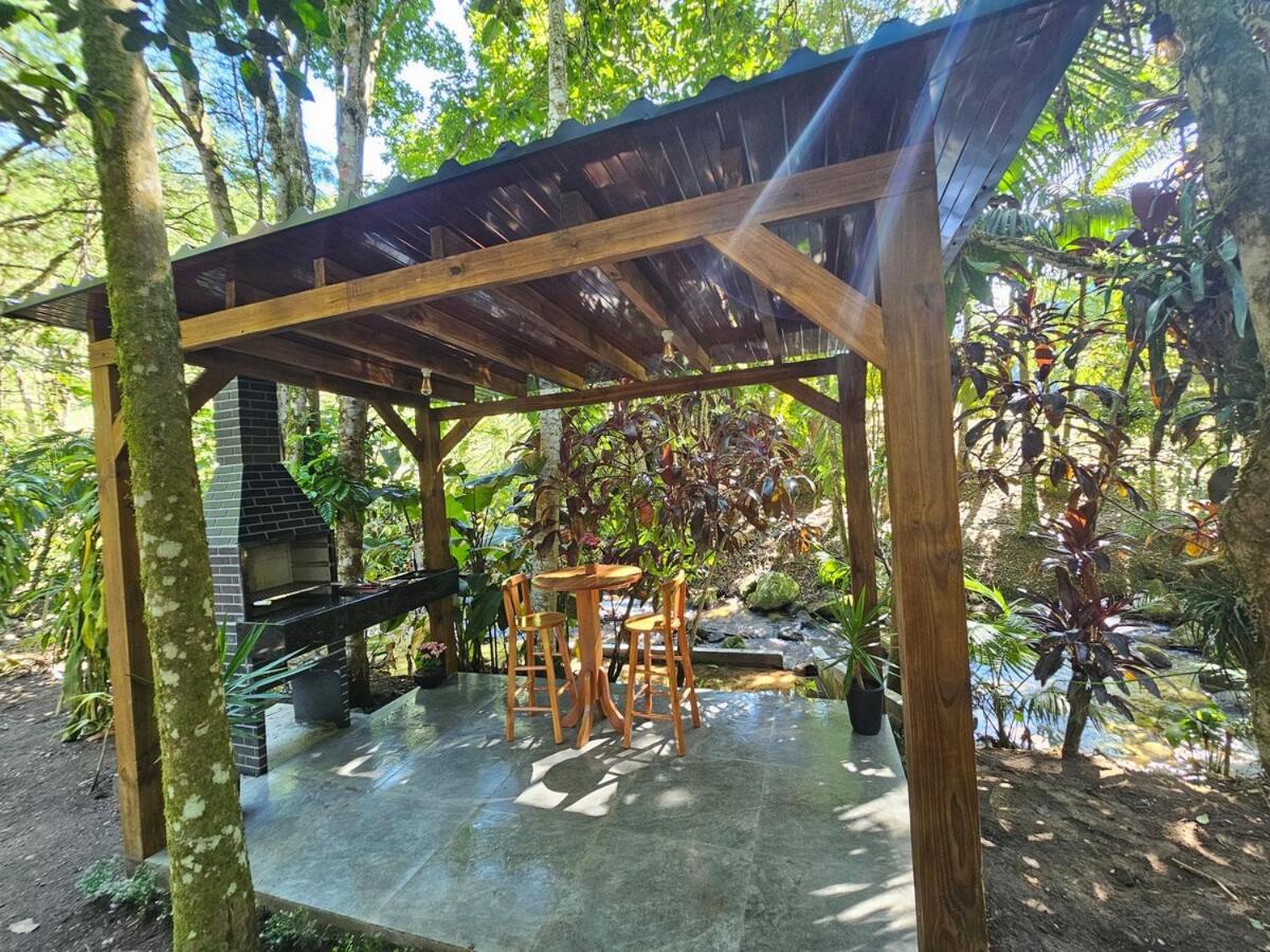 Um chalé e um riacho no meio da natureza - B&B Gaspar