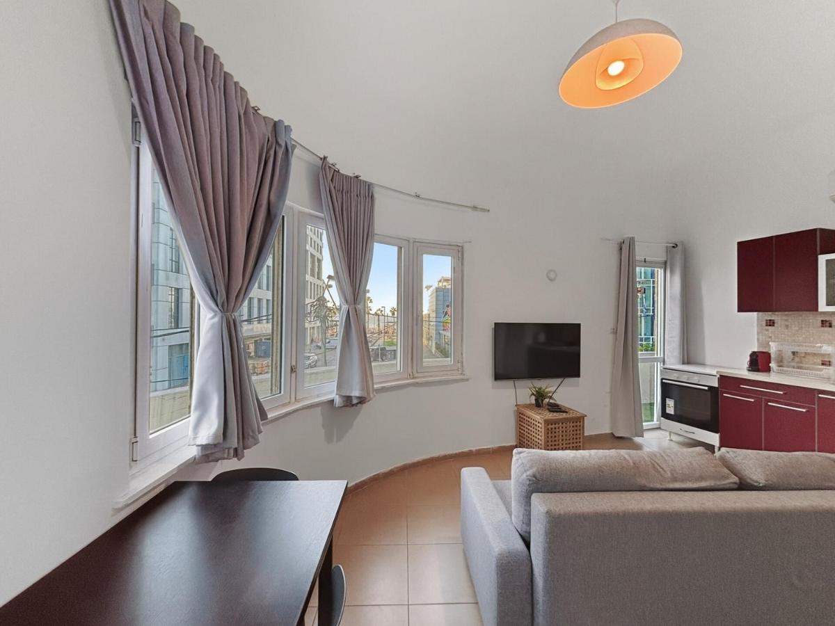 HaYarden Vibe - - 1 Bedroom With Sea Balcony By Vacay - B&B Tel Aviv