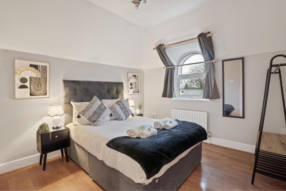2-Bed Flat - Balcony - Parking - Walk to Castle - By Tempstay - B&B Windsor