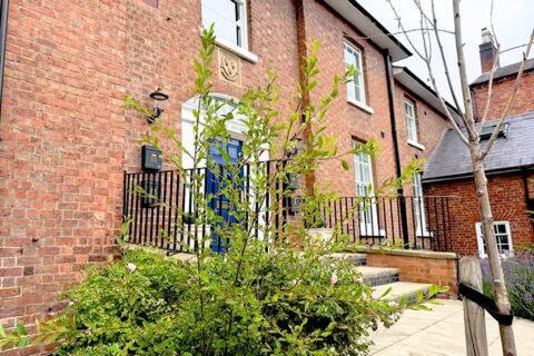 Beautiful Town Centre Apartment 110 Square Metre With Parking WEEKLY and MONTHLY Reduced Rates - Chambres d'hôtes Shrewsbury