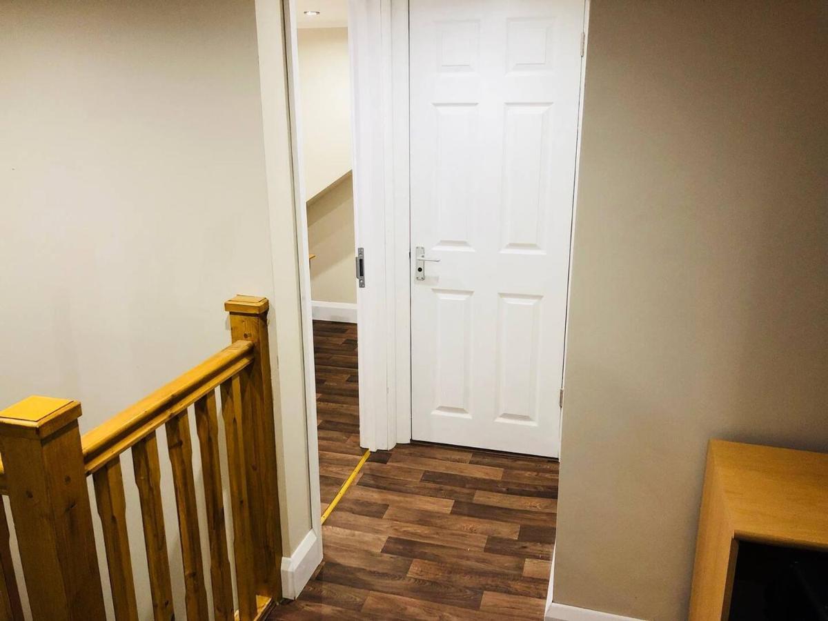 Small 3 Bed Flat near Heathrow - Chambres d'hôtes Staines