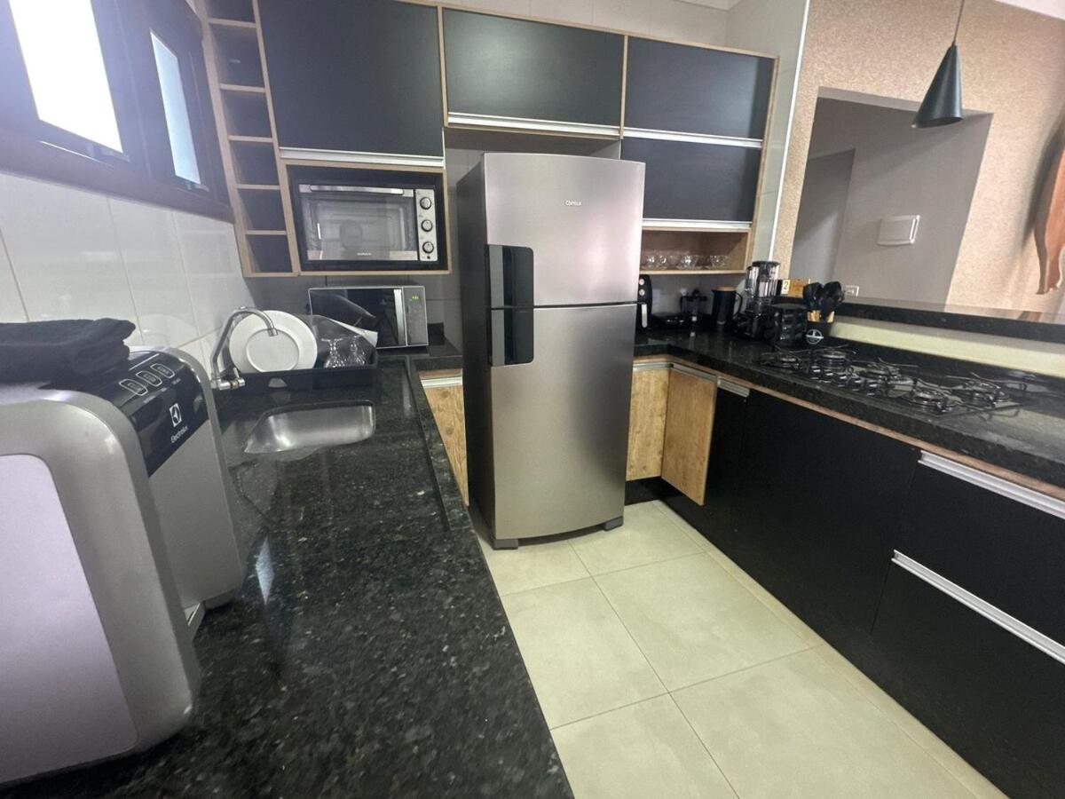 Casa com 2 vagas, ar condicionado perto da Fapi - B&B Ourinhos