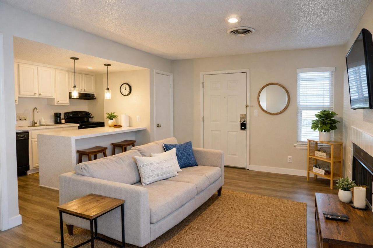 King Bed * Down Town * Comfortable Studio Apt.