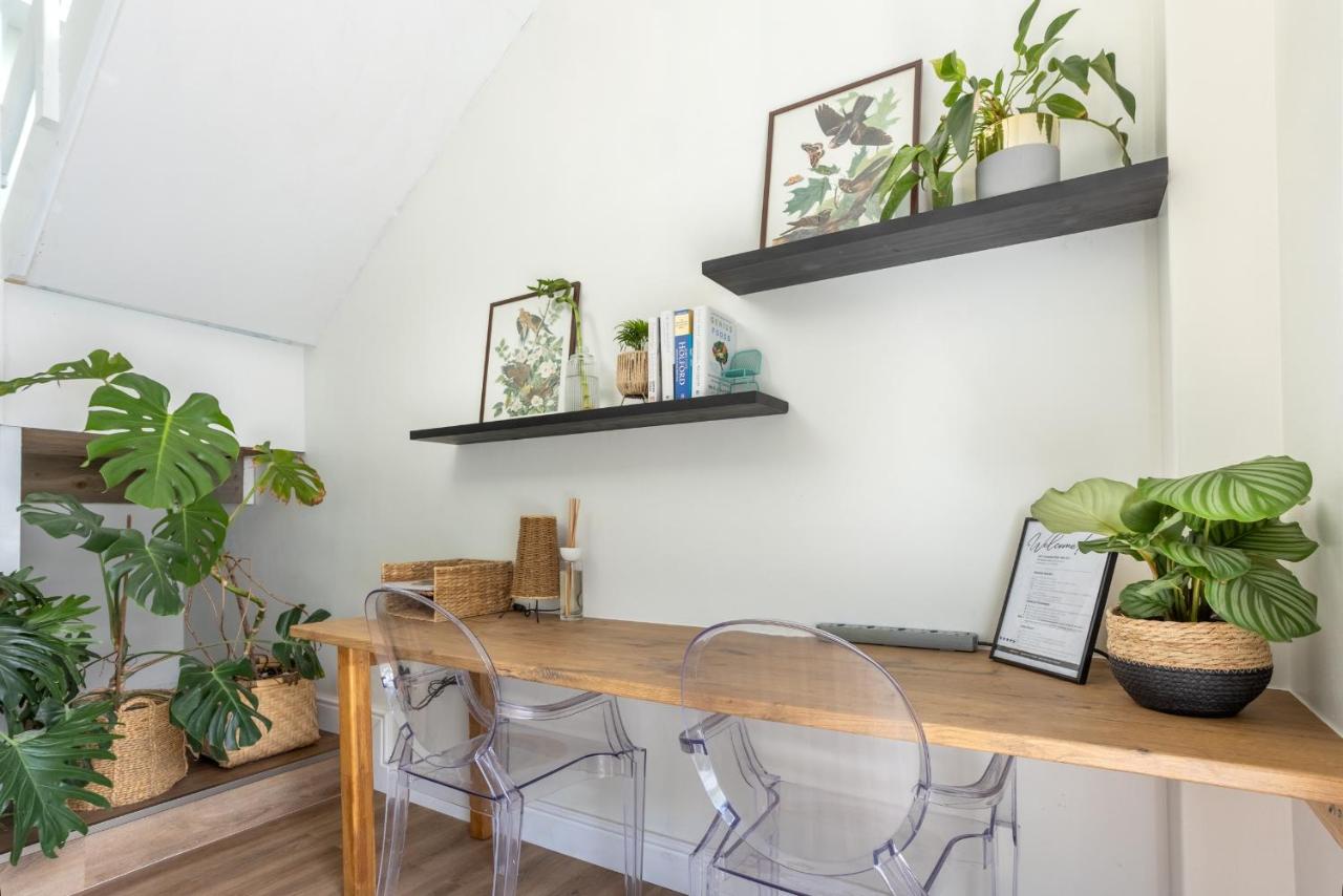 Studio 98 - Double Story Apartment 300m from cliff path - Chambres d'hôtes Hermanus