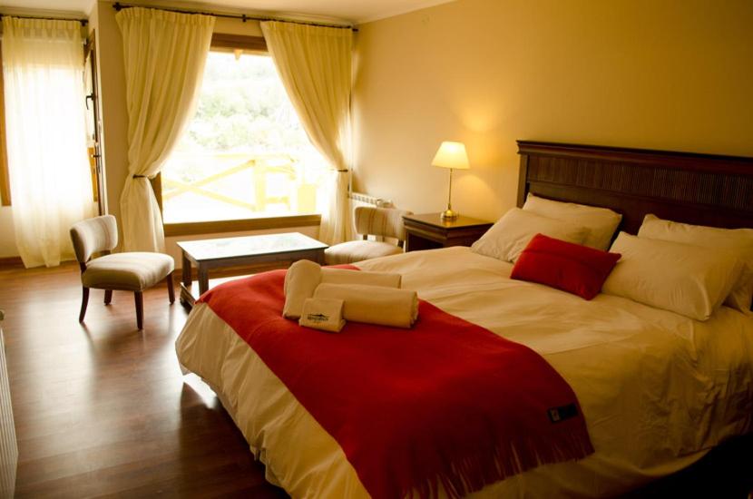 Zimmer mit Kingsize-Bett und Bergblick