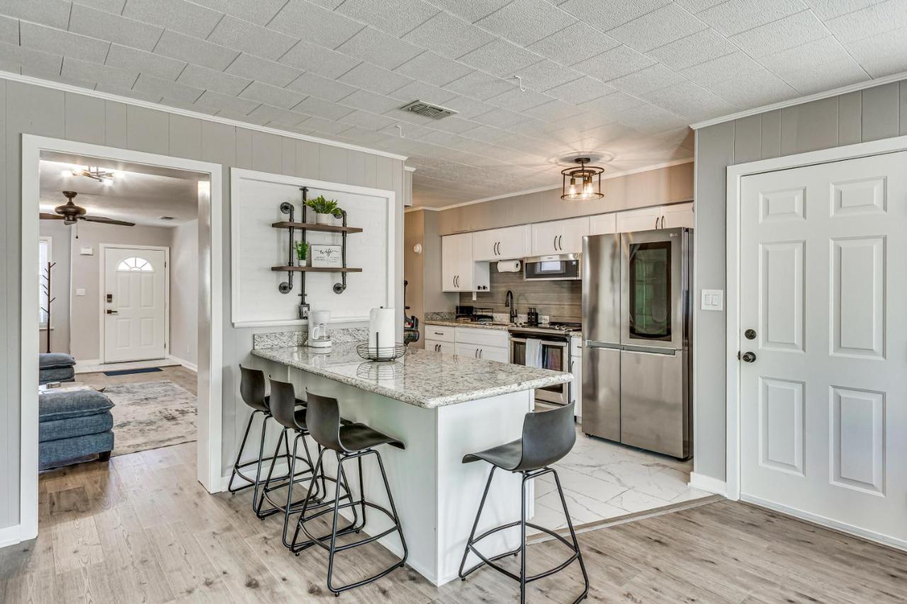 4 Mi to NAS Pensacola! Family Getaway w/ Pool - Chambres d'hôtes Pensacola