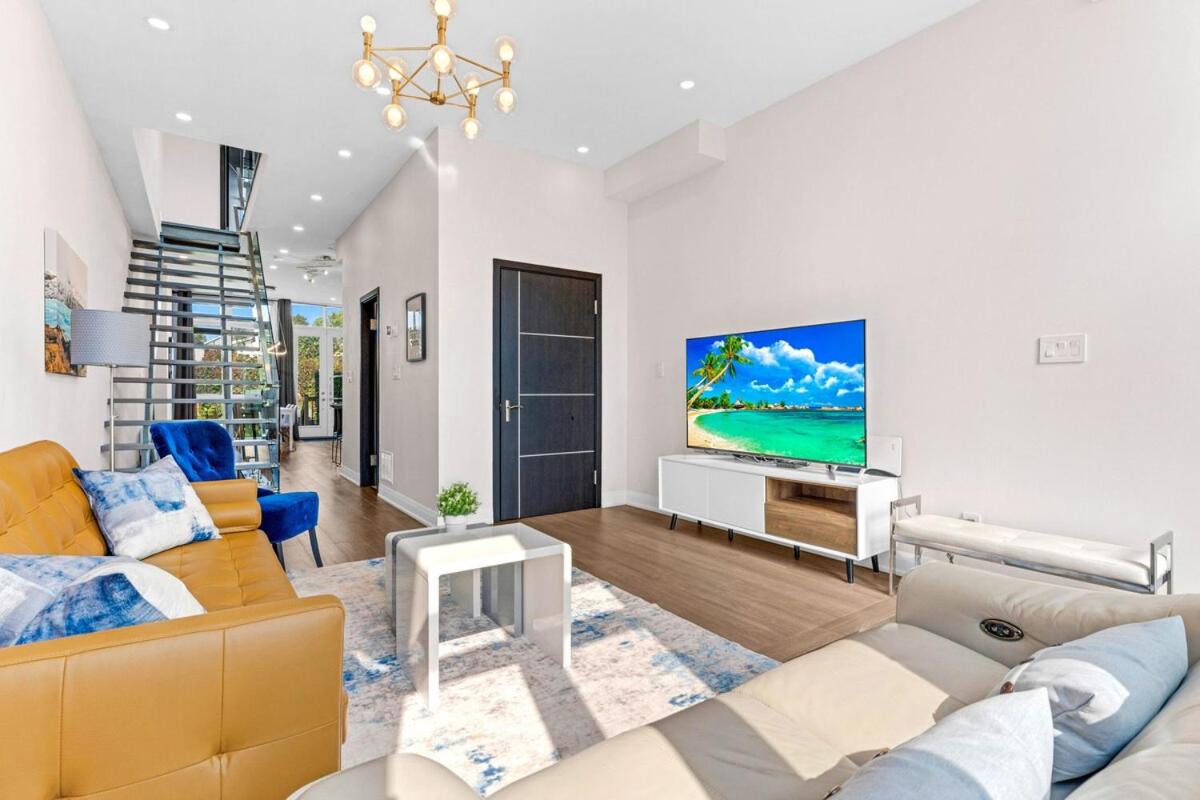 4BR Toronto Home for Family Visits with Subway Access - B&B Toronto