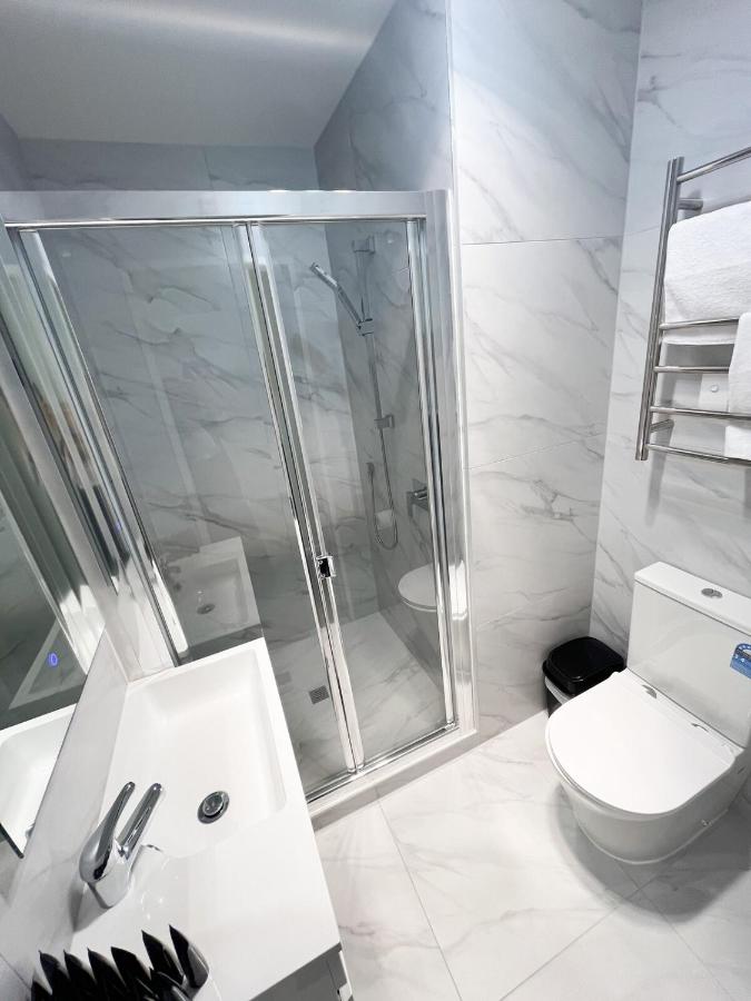 Sunshine Retreat Brand-New 4BR Close to Airport - Chambres d'hôtes Auckland